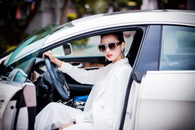 Nữ diễn viên Việt giàu nhất miền Bắc: Sống sung sướng trong biệt thự 600m2, tự nhận “có sugar daddy bao nuôi 17 năm”- Ảnh 3. Nữ diễn viên Việt giàu nhất miền Bắc: Sống sung sướng trong biệt thự 600m2, tự nhận “có sugar daddy bao nuôi 17 năm”- Ảnh 3.