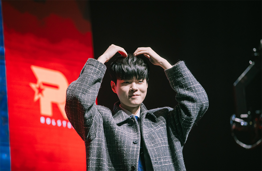 Các tuyển thủ LCK tri ân Deft trong ngày lễ chia tay deft 1