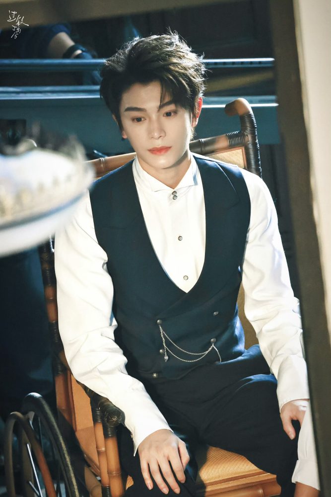 Xuất hiện hoàng tử thời dân quốc đẹp chấn động MXH, đến cả bước đi cũng cao quý như Xuất hiện hoàng tử thời dân quốc đẹp chấn động MXH, đến cả bước đi cũng cao quý như