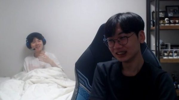 Không phải tuyển thủ T1, Deft bất ngờ là “nạn nhân” đầu tiên của Doran và Oner doran deft streamjpg