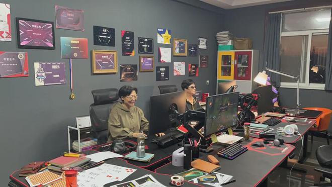 Bà cụ U70 cùng bạn lập đội Esports, đi đấu giải khiến cư dân mạng thán phục- Ảnh 1. Bà cụ U70 cùng bạn lập đội Esports, đi đấu giải khiến cư dân mạng thán phục- Ảnh 1.