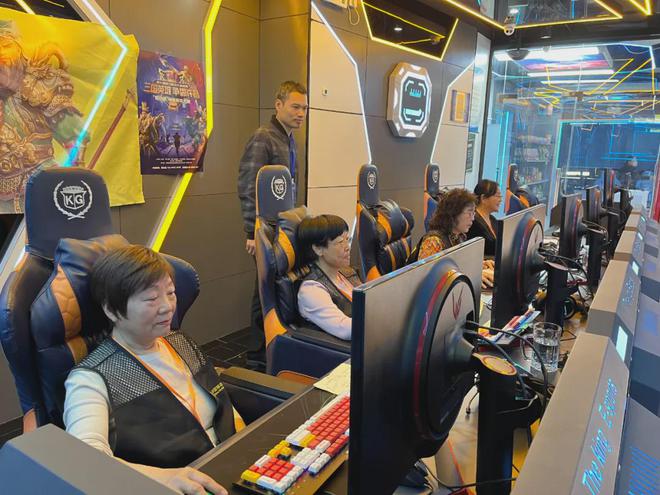 Bà cụ U70 cùng bạn lập đội Esports, đi đấu giải khiến cư dân mạng thán phục- Ảnh 4. Bà cụ U70 cùng bạn lập đội Esports, đi đấu giải khiến cư dân mạng thán phục- Ảnh 4.