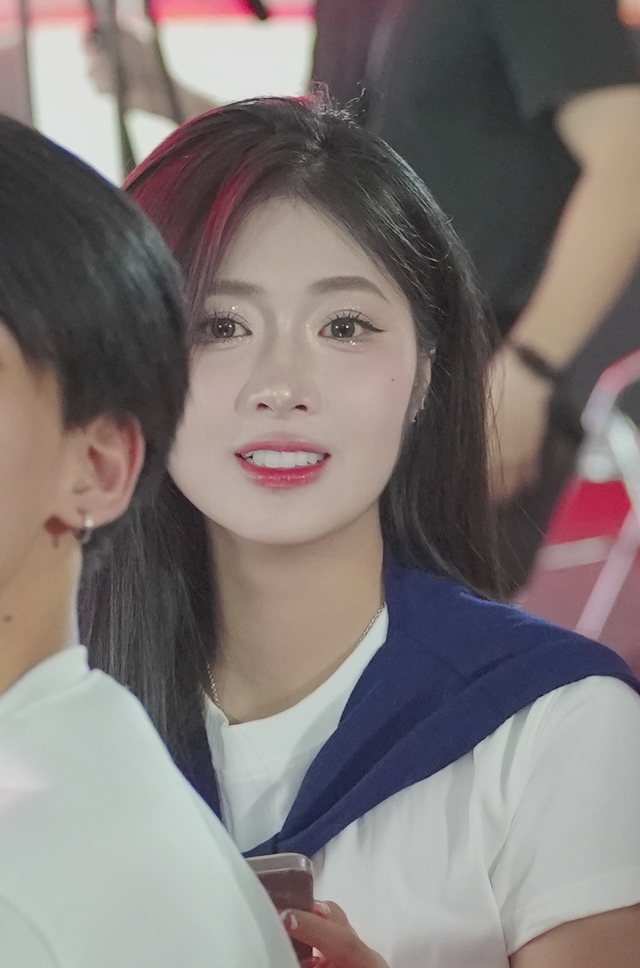 Zoom cận Quỳnh Alee tại Chung kết Liên Quân, nhan sắc xinh không vết xước - Ảnh 7. Zoom cận Quỳnh Alee tại Chung kết Liên Quân, nhan sắc xinh không vết xước - Ảnh 7.