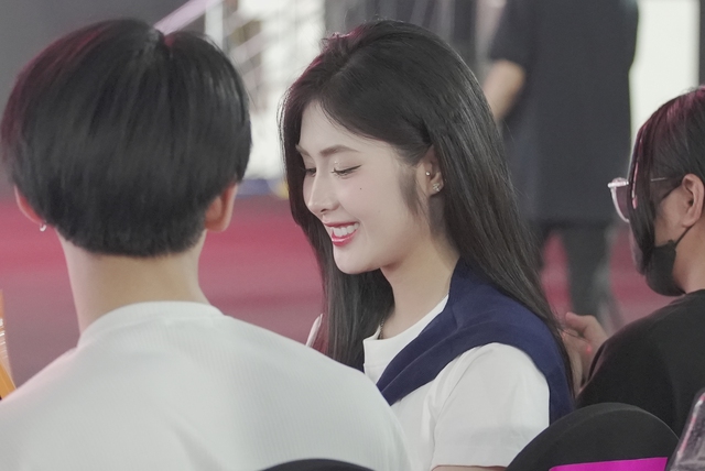 Zoom cận Quỳnh Alee tại Chung kết Liên Quân, nhan sắc xinh không vết xước - Ảnh 2. Zoom cận Quỳnh Alee tại Chung kết Liên Quân, nhan sắc xinh không vết xước - Ảnh 2.