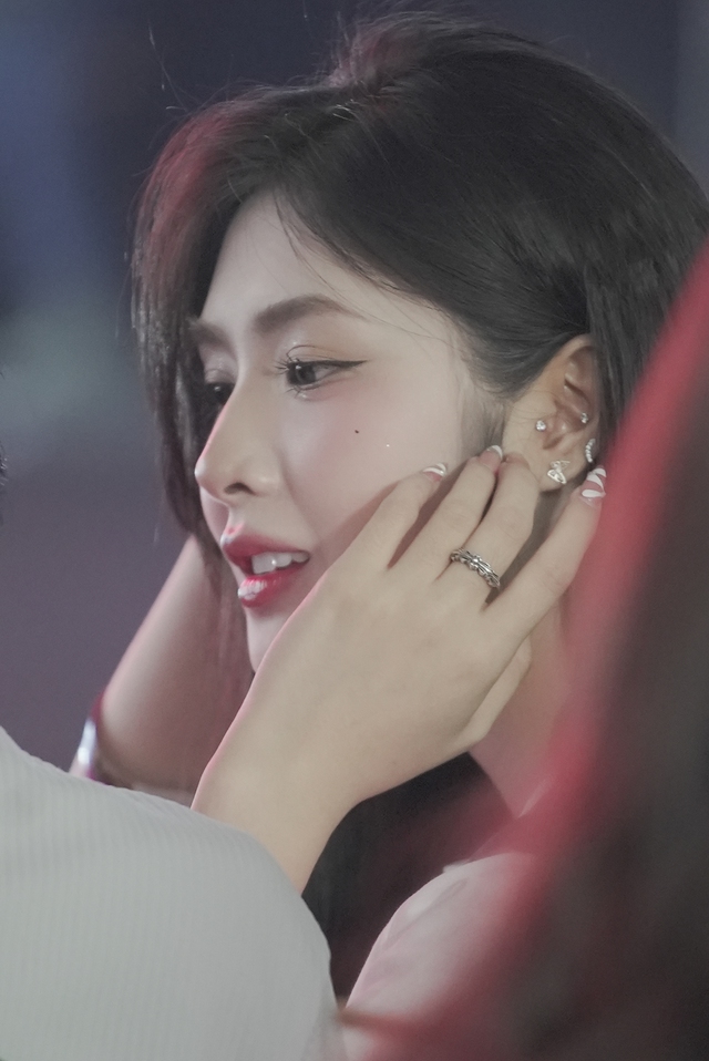 Zoom cận Quỳnh Alee tại Chung kết Liên Quân, nhan sắc xinh không vết xước - Ảnh 5. Zoom cận Quỳnh Alee tại Chung kết Liên Quân, nhan sắc xinh không vết xước - Ảnh 5.