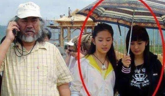 Bức ảnh khiến Dương Mịch bị coi là người hầu của Lưu Diệc Phi- Ảnh 5. Bức ảnh khiến Dương Mịch bị coi là người hầu của Lưu Diệc Phi- Ảnh 5.