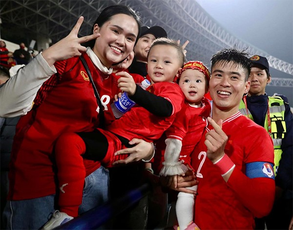 Đỗ Duy Mạnh “đốn tim” fan với hành động ngọt ngào sau sân cỏ - 4