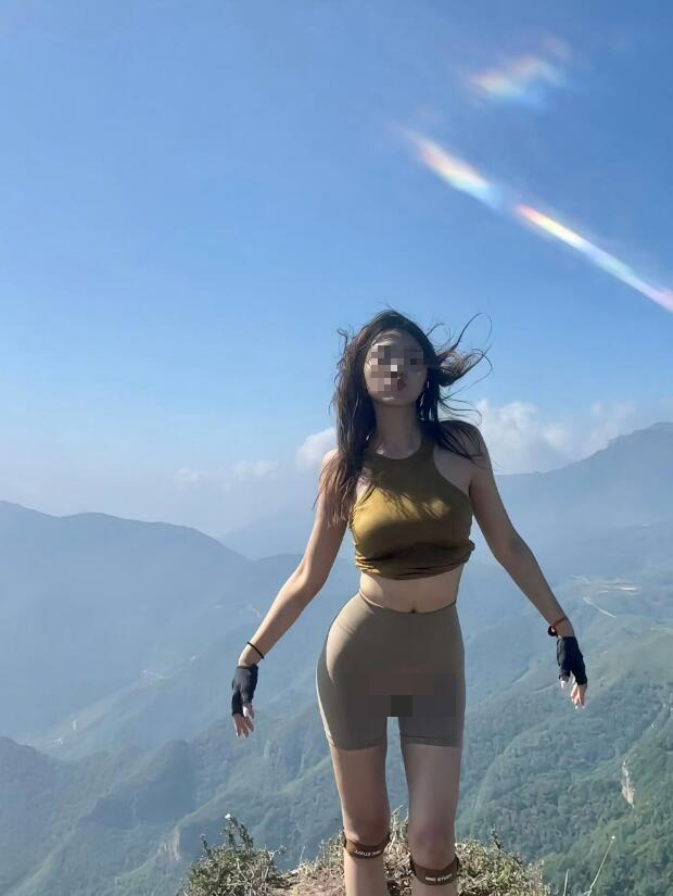 Mặc trang phục yoga để đi leo núi, gái xinh khiến dân tình Mặc trang phục yoga để đi leo núi, gái xinh khiến dân tình