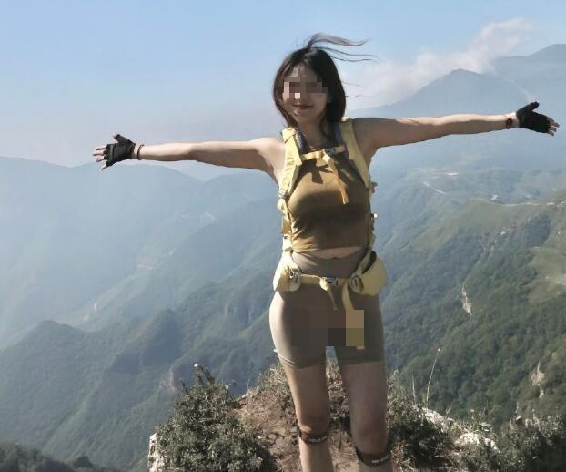 Mặc trang phục yoga để đi leo núi, gái xinh khiến dân tình Mặc trang phục yoga để đi leo núi, gái xinh khiến dân tình