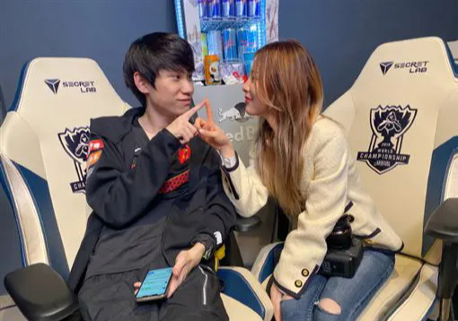 Nữ BLV tựa nàng thơ, tự tin khoe vai trần khiến dân tình "lụi tim" - Ảnh 8. Nữ BLV tựa nàng thơ, tự tin khoe vai trần khiến dân tình "lụi tim" - Ảnh 8.