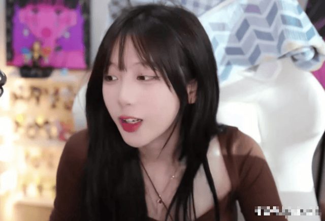 Bị cắt live vì lộ hình ảnh hớ hênh, nữ streamer khẳng định tất cả chỉ là vô tình!- Ảnh 3. Bị cắt live vì lộ hình ảnh hớ hênh, nữ streamer khẳng định tất cả chỉ là vô tình!- Ảnh 3.