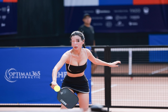 Cô gái diện đồ