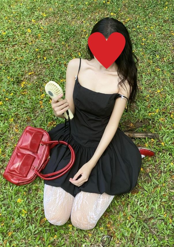 Mặc áo để lộ