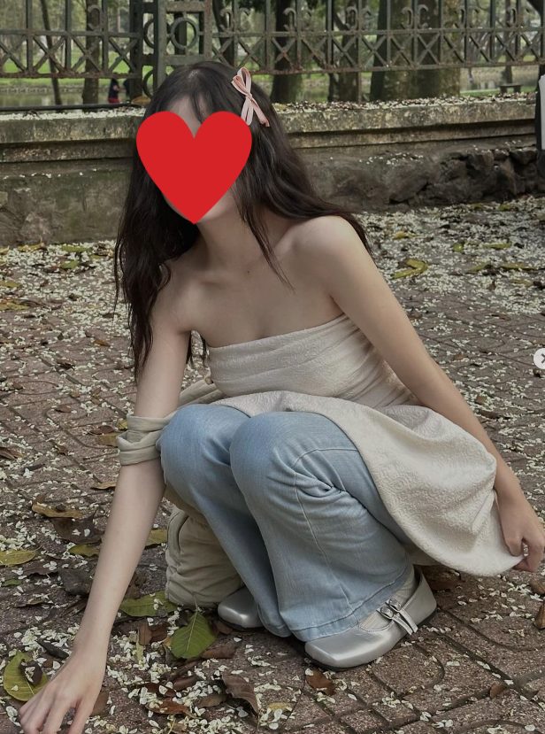 Mặc áo để lộ