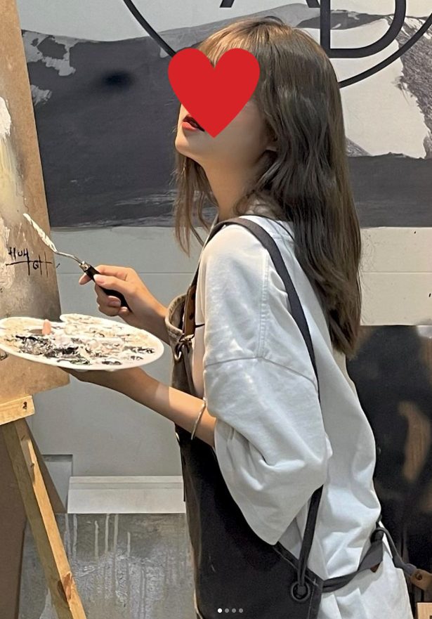 Mặc áo để lộ