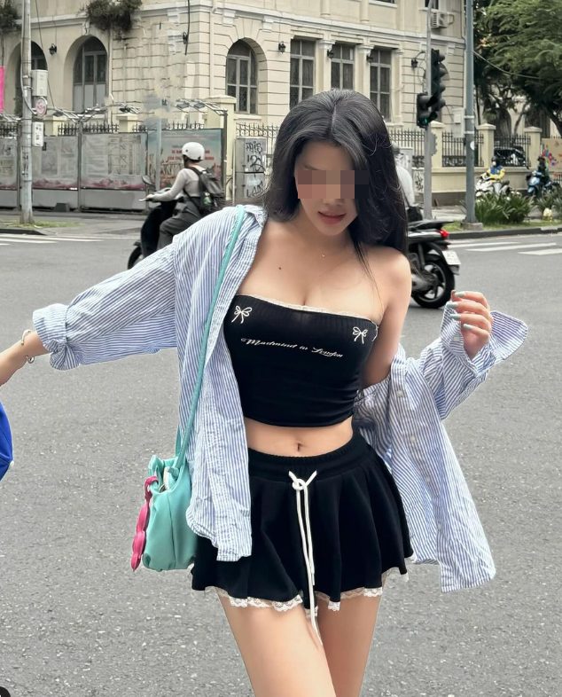 Cô gái diện đồ