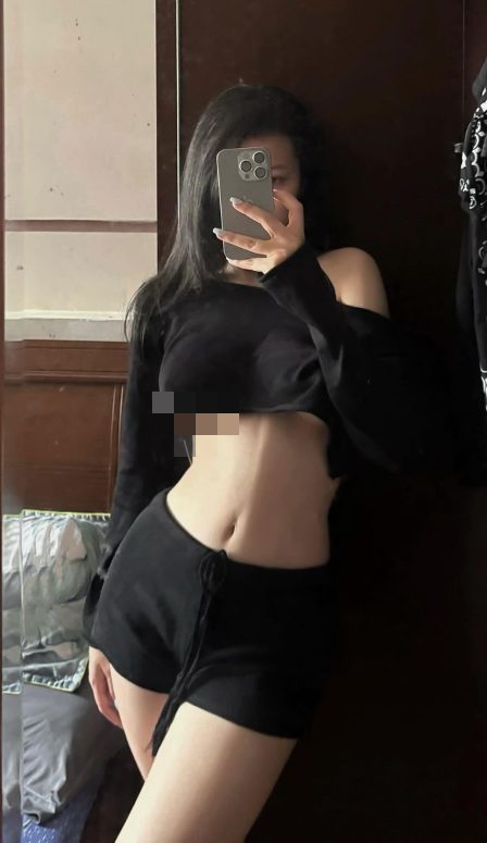 Cô gái diện đồ