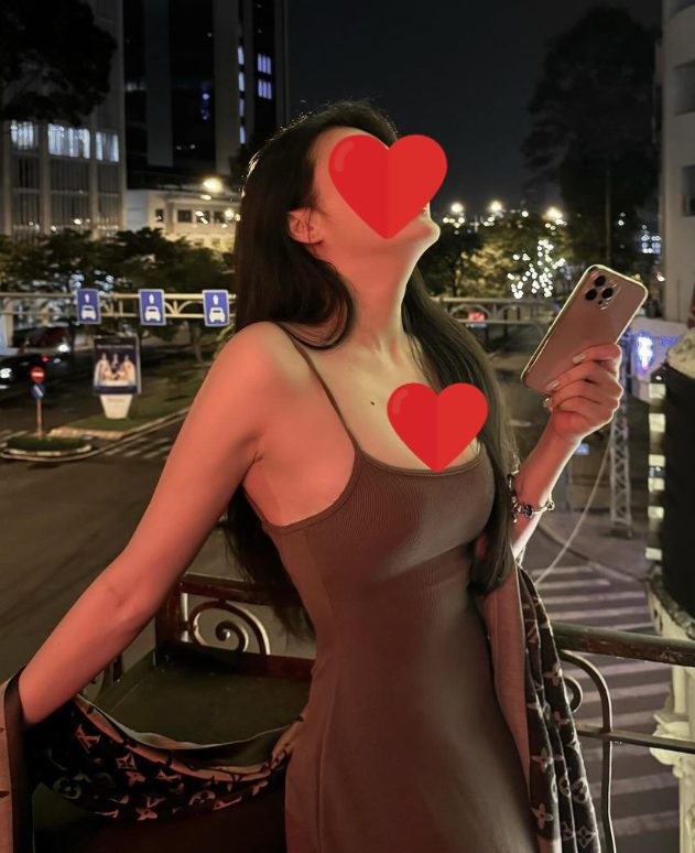 Cô gái diện đồ