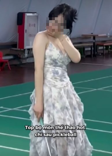 Cô gái diện đầm chơi cầu lông, liên tục phải lấy tay chỉnh Cô gái diện đầm chơi cầu lông, liên tục phải lấy tay chỉnh