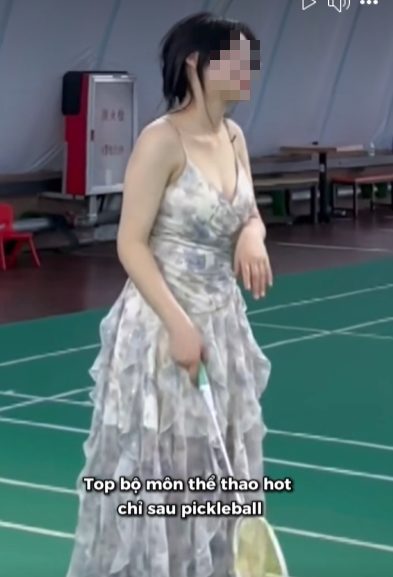 Cô gái diện đầm chơi cầu lông, liên tục phải lấy tay chỉnh Cô gái diện đầm chơi cầu lông, liên tục phải lấy tay chỉnh