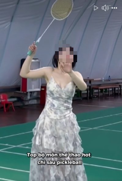 Cô gái diện đầm chơi cầu lông, liên tục phải lấy tay chỉnh Cô gái diện đầm chơi cầu lông, liên tục phải lấy tay chỉnh