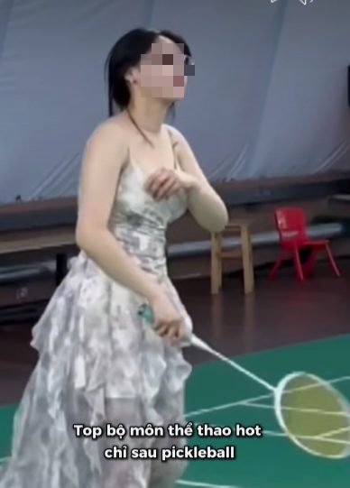 Cô gái diện đầm chơi cầu lông, liên tục phải lấy tay chỉnh Cô gái diện đầm chơi cầu lông, liên tục phải lấy tay chỉnh