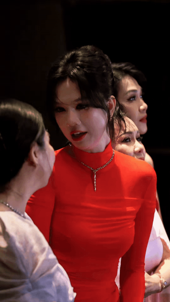 Ngọc Trinh bất ngờ bật khóc nức nở trước hàng trăm người, nghe lý do mà ai cũng thương- Ảnh 2. Ngọc Trinh bất ngờ bật khóc nức nở trước hàng trăm người, nghe lý do mà ai cũng thương- Ảnh 2.