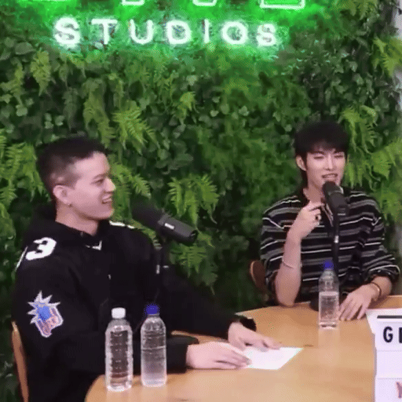 ezgif-5-759bae1561-1735574835185-1735574835361133199305 "Nóng mắt" nam ca sĩ nhạo báng người khuyết tật, cả dàn sao đình đám bỡn cợt phụ họa ezgif 5 759bae1561 1735574835185 1735574835361133199305