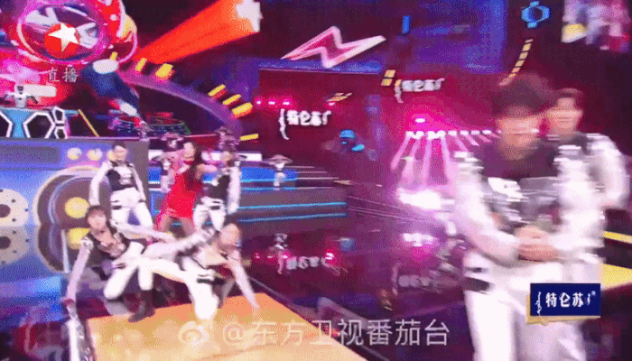 Chi Pu hát APT. (Rosé), khoe tiếng Việt nhưng vẫn có 1 điều khiến khán giả chưa thoả mãn ở nhạc hội năm mới tại Trung Quốc- Ảnh 4. Chi Pu hát APT. (Rosé), khoe tiếng Việt nhưng vẫn có 1 điều khiến khán giả chưa thoả mãn ở nhạc hội năm mới tại Trung Quốc- Ảnh 4.