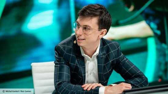 Faker ngồi không cũng dính đạn khiến fan bức xúc Faker ngồi không cũng dính đạn khiến fan bức xúc