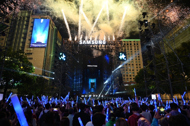 Samsung tổ chức đại tiệc âm nhạc kết hợp công nghệ hoành tráng với 50.000 người tham gia - Ảnh 1. Samsung tổ chức đại tiệc âm nhạc kết hợp công nghệ hoành tráng với 50.000 người tham gia - Ảnh 1.