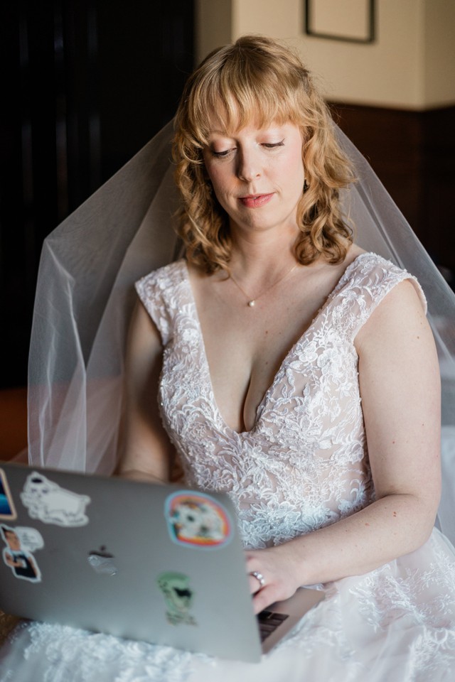 Ngay trong đám cưới của mình, nữ game thủ làm điều hiếm có - Ảnh 3. Ngay trong đám cưới của mình, nữ game thủ làm điều hiếm có - Ảnh 3.