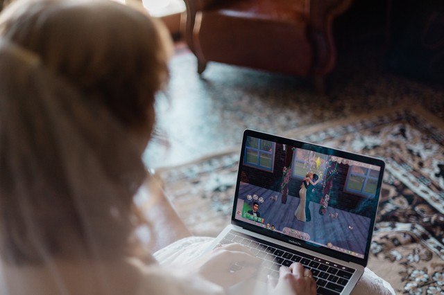 Ngay trong đám cưới của mình, nữ game thủ làm điều hiếm có - Ảnh 1. Ngay trong đám cưới của mình, nữ game thủ làm điều hiếm có - Ảnh 1.