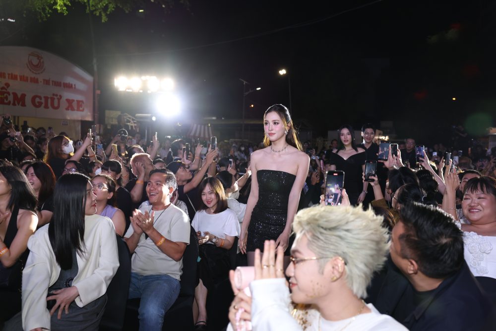 Thảm đỏ hot nhất hôm nay: Trấn Thành về dáng khó tin sau sự cố lộ Thảm đỏ hot nhất hôm nay: Trấn Thành về dáng khó tin sau sự cố lộ