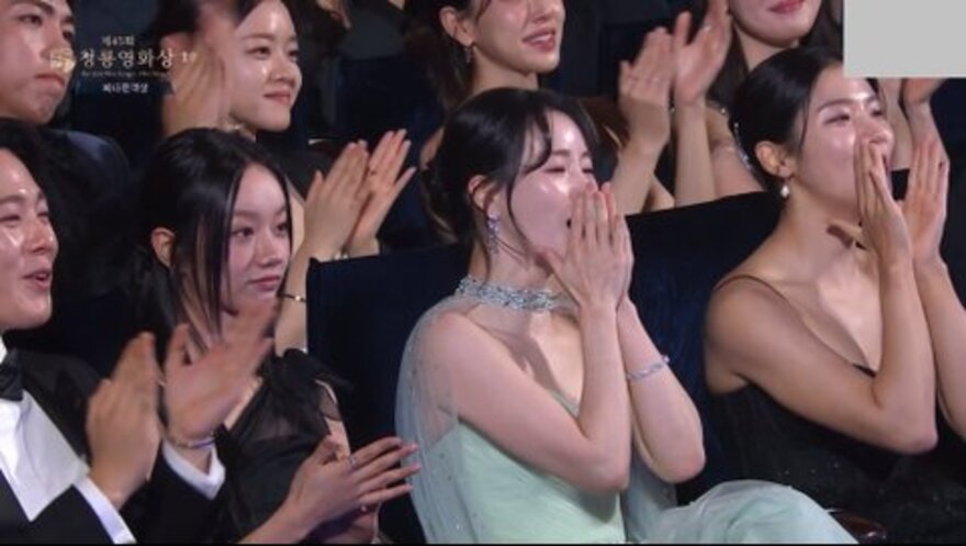 Mỹ nhân 18+ nhận gạch đá vì đem đồng nghiệp ra làm trò cười, netizen mỉa mai Mỹ nhân 18+ nhận gạch đá vì đem đồng nghiệp ra làm trò cười, netizen mỉa mai