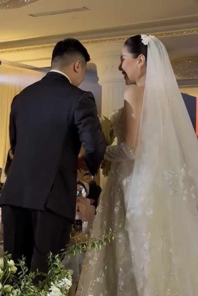 img-7615-8187-5345-1735447226-720-width645height963 Hình ảnh Mai Ngọc và chồng trong đám cưới hôm 27/12.