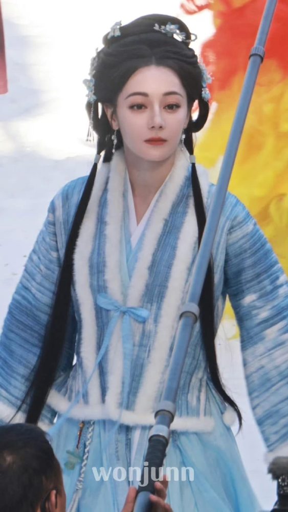 Nhan sắc thật của Địch Lệ Nhiệt Ba khiến dân tình sốc nặng- Ảnh 2.