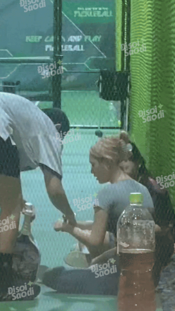 SỐC: Xoài Non và Gil Lê ôm hôn tình tứ trên sân pickleball!- Ảnh 4. SỐC: Xoài Non và Gil Lê ôm hôn tình tứ trên sân pickleball!- Ảnh 4.