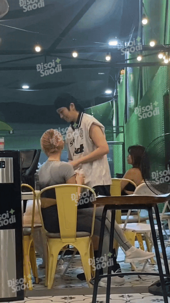 SỐC: Xoài Non và Gil Lê ôm hôn tình tứ trên sân pickleball!- Ảnh 3. SỐC: Xoài Non và Gil Lê ôm hôn tình tứ trên sân pickleball!- Ảnh 3.