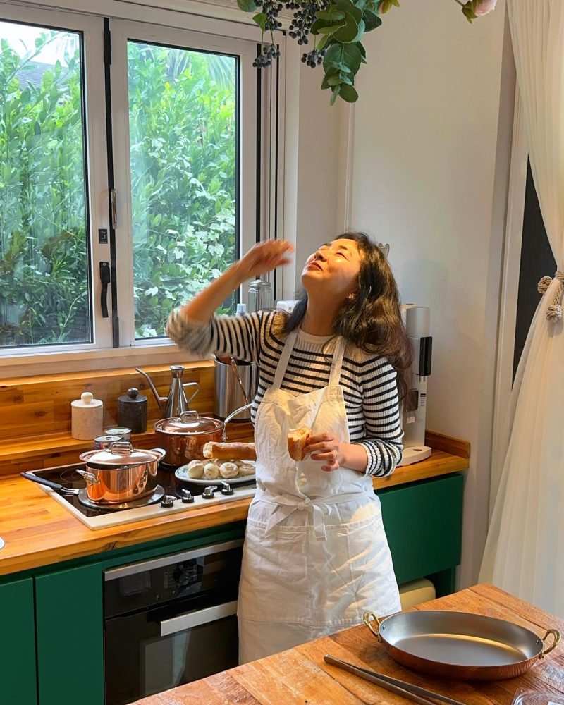 Sao nữ có 40 giây nóng bỏng trong phim Sex is Zero: Lấy chồng trẻ, đam mê nấu ăn, mỗi năm kiếm gần 400 tỷ- Ảnh 8. Sao nữ có 40 giây nóng bỏng trong phim Sex is Zero: Lấy chồng trẻ, đam mê nấu ăn, mỗi năm kiếm gần 400 tỷ- Ảnh 8.