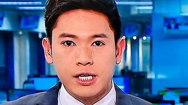 Nam MC khóc không ngừng khi đưa tin về bất động sản lao dốc- Ảnh 3. Nam MC khóc không ngừng khi đưa tin về bất động sản lao dốc- Ảnh 3.