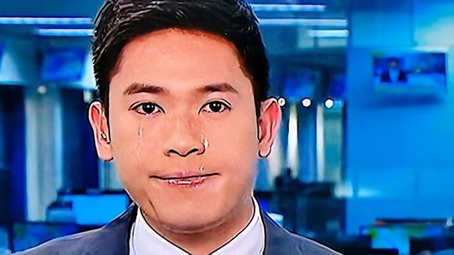 Nam MC khóc không ngừng khi đưa tin về bất động sản lao dốc- Ảnh 1. Nam MC khóc không ngừng khi đưa tin về bất động sản lao dốc- Ảnh 1.