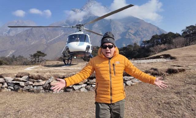 Tiền nhiều, hai YouTuber nổi tiếng làm "content" kiểu: người tặng xe Tesla, người chê cuộc sống Trái Đất - Ảnh 4.