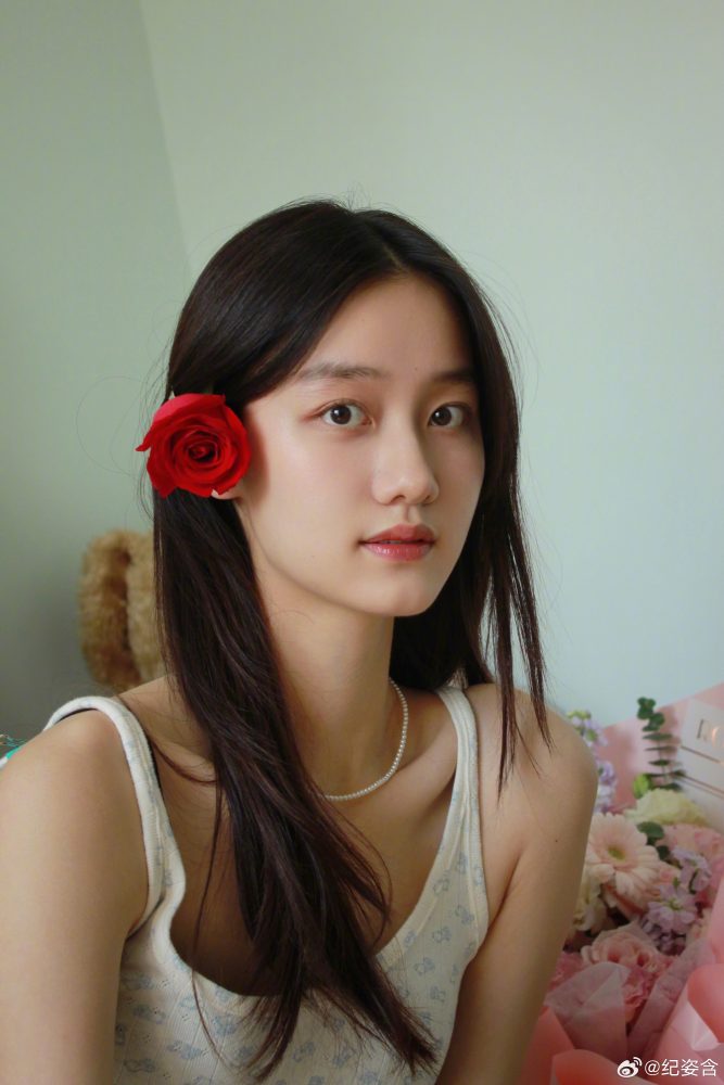 ky-tu-ham1-1734566373138-1734566373292126830801 "Con gái Triệu Vy" đẹp đến mức bị hàng triệu người cấm dao kéo, sau 11 năm thăng hạng nhan sắc cực đỉnh ky tu ham1 1734566373138 1734566373292126830801