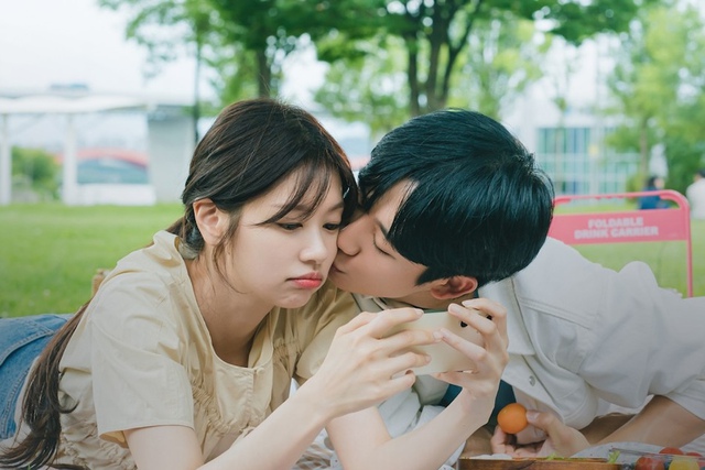 8 cặp đôi đẹp nhất phim Hàn 2024: Kim Soo Hyun - Kim Ji Won xếp thứ 2, hạng 1 gây sốt toàn cầu- Ảnh 3. 8 cặp đôi đẹp nhất phim Hàn 2024: Kim Soo Hyun - Kim Ji Won xếp thứ 2, hạng 1 gây sốt toàn cầu- Ảnh 3.