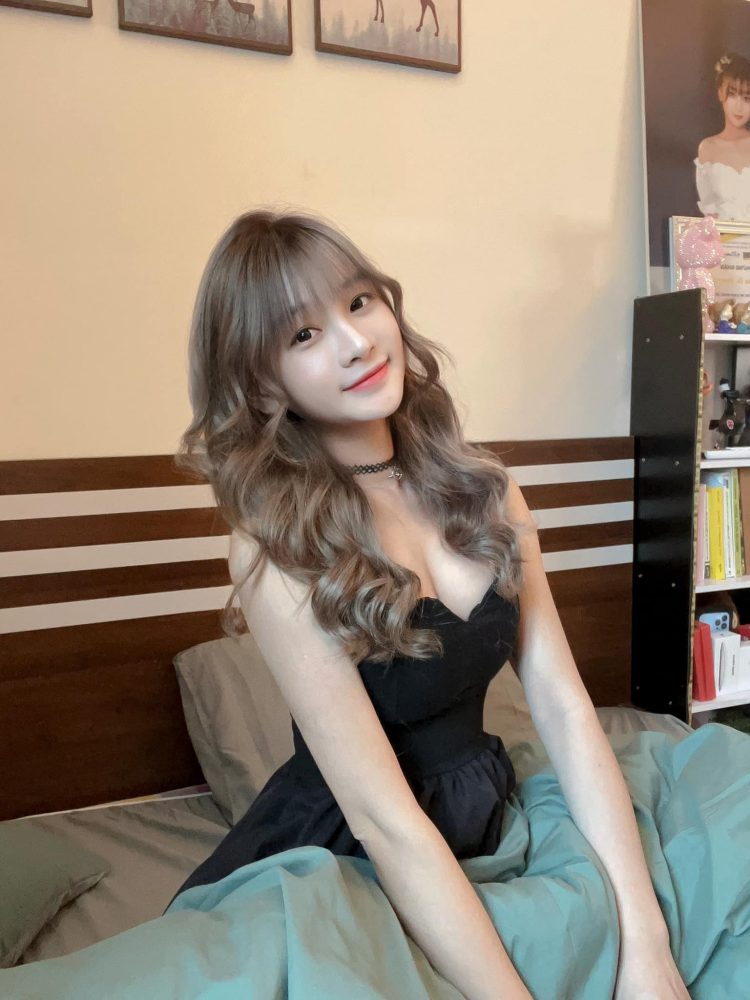 mmm Lyly Sury khoe dáng nuột, eo thon khiến cộng đồng game thủ "đứng ngồi không yên" mmm