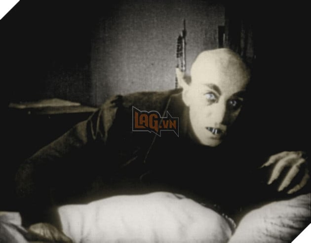Dao Dien Phim Nosferatu Giai Thich Ly Do Nhan Vat Ba Tuoc Ma Ca Rong Orlok Uong Mau Tu Nguc 3 Đạo Diễn Phim Nosferatu Giải Thích Lý Do Nhân Vật Bá Tước Ma Cà Rồng Orlok Uống Máu Từ Ngực 3