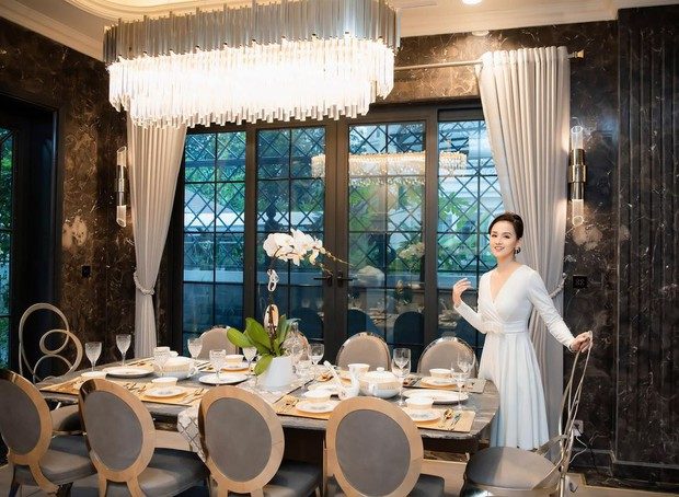 Nữ diễn viên Việt giàu nhất miền Bắc: Sống sung sướng trong biệt thự 600m2, tự nhận “có sugar daddy bao nuôi 17 năm”- Ảnh 5. Nữ diễn viên Việt giàu nhất miền Bắc: Sống sung sướng trong biệt thự 600m2, tự nhận “có sugar daddy bao nuôi 17 năm”- Ảnh 5.