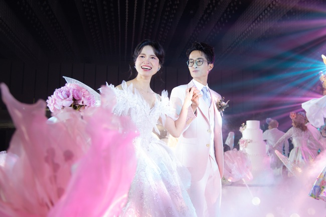 Dân tình không nhận ra cặp YouTuber từng chi hơn 3 tỷ làm lễ cưới hoành tráng - Ảnh 1. Dân tình không nhận ra cặp YouTuber từng chi hơn 3 tỷ làm lễ cưới hoành tráng - Ảnh 1.