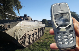 Xuất hiện chiếc điện thoại siêu nồi đồng cối đá, lấy xe tăng cán qua vẫn còn nguyên vẹn, chạy bình thường 30 Xuất hiện chiếc điện thoại siêu nồi đồng cối đá, lấy xe tăng cán qua vẫn còn nguyên vẹn, chạy bình thường photo 1714956587049 17149565872791073498954 0 116 720 1268 crop 17149566000581191480436png